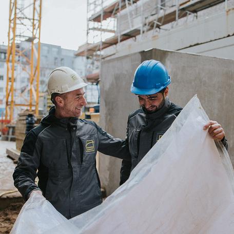 ausbilder_auszubildender_besprechung_bauplan_baustelle_schmeing ausbilder_auszubildender_besprechung_bauplan_baustelle_schmeing