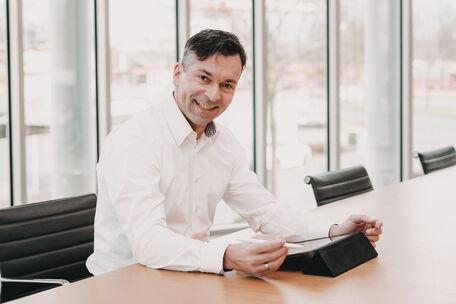 leiter_kalkulation_im_buero_schmeing