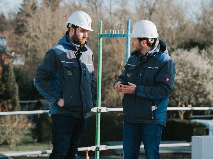 besprechung_mitarbeiter_auf_baustelle_schmeing besprechung_mitarbeiter_auf_baustelle_schmeing
