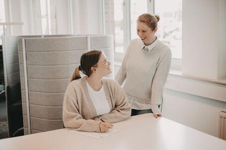 berufserfahrene_mitarbeiterinnen_kaufmaennischen_bereich_schmeing