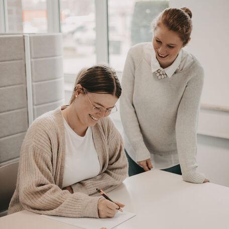 werkstudentin_arbeitet_im_buero_schmeing