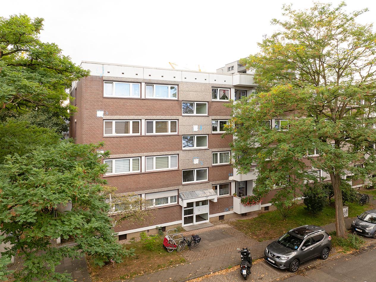 Drohnenansicht des Wohngebäudes in Duesseldorf Urdenbach vor dem Umbau