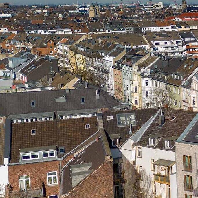 Drohnenansicht des Wohnkomplexes Moll in Duesseldorf bestehend aus drei Gebaeuden