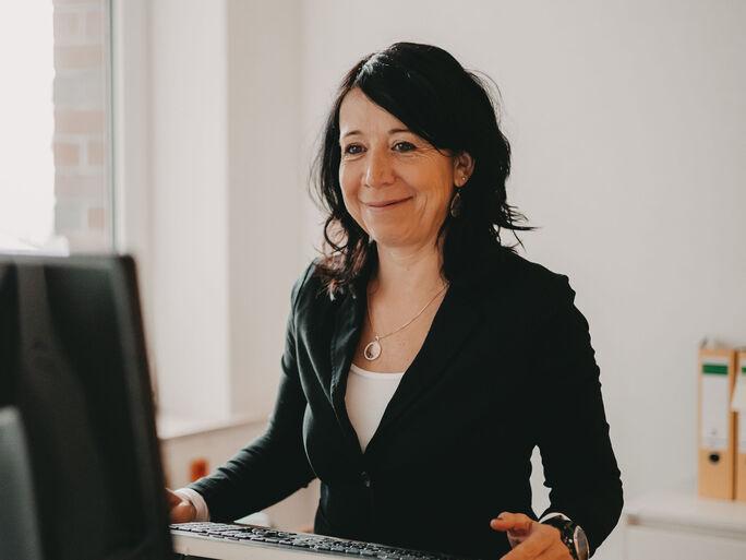 Schmeing_mitarbeiterin_buero